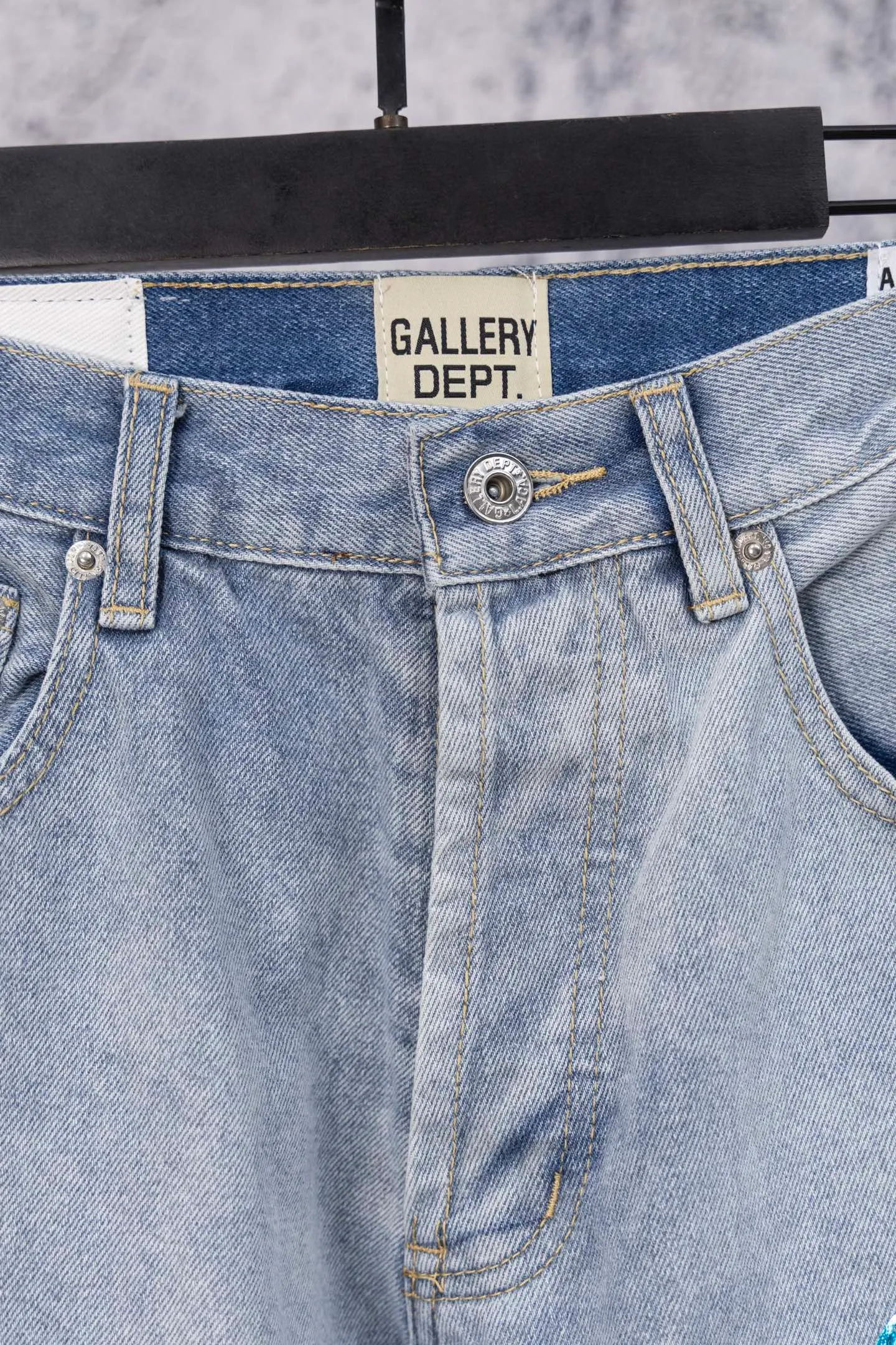💰240 GALLERY DEPT.25ss new style. Denim spliced ​​with all-over printed leather ripped bell-bottoms, washed and distressed jeans. Gallery Dept. was born in the soil of Los Angeles street culture. With the core concept of "art is daily life", it deeply integrates traditional denim craftsmanship with modern graffiti art. The brand transforms old denim, Vintage T-shirts and other items by hand, giving them personalized elements such as wear, splashing, splicing, etc. Each piece is hand-finished by craftsmen and has both artistic collection value and practical function. In 2021, the joint capsule series with French veteran Lanvin and the cooperation with Chrome Hearts have attracted the attention of the fashion industry, confirming its transformation from an independent studio to an international trend symbol. Gallery Dept. targets the global fashion pioneer group aged 18-35 and positions itself as a "high street art trendy brand". Its core competitiveness lies in: • Cultural symbol output: Through endorsements from stars such as Virgil Abloh, Jennie, and Justin Bieber, it strengthens the brand's benchmark status in the hip-hop and fashion circles. Size: 28-36 Color: Blue